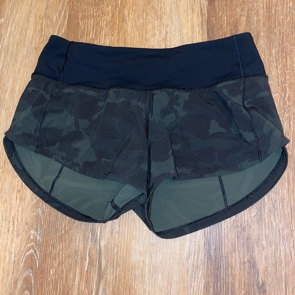 lululemon athletica Pants - Lululemon camo Speed Up shorts 2.5” inseam